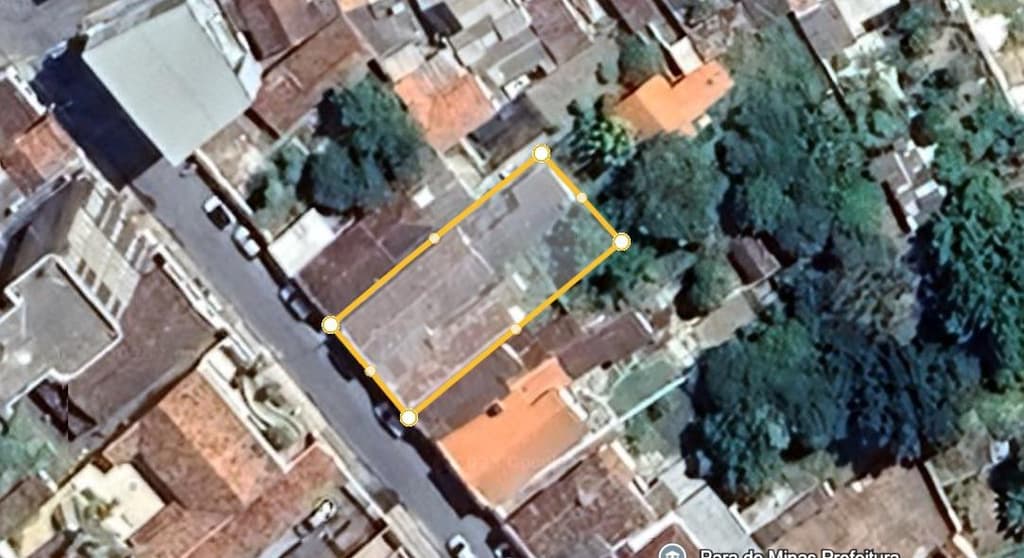 Foto 3 de 4: Casa em leilão em Pará De Minas - MG — Um imóvel com 548m², composto por uma casa, um depósito e dois barracões.
