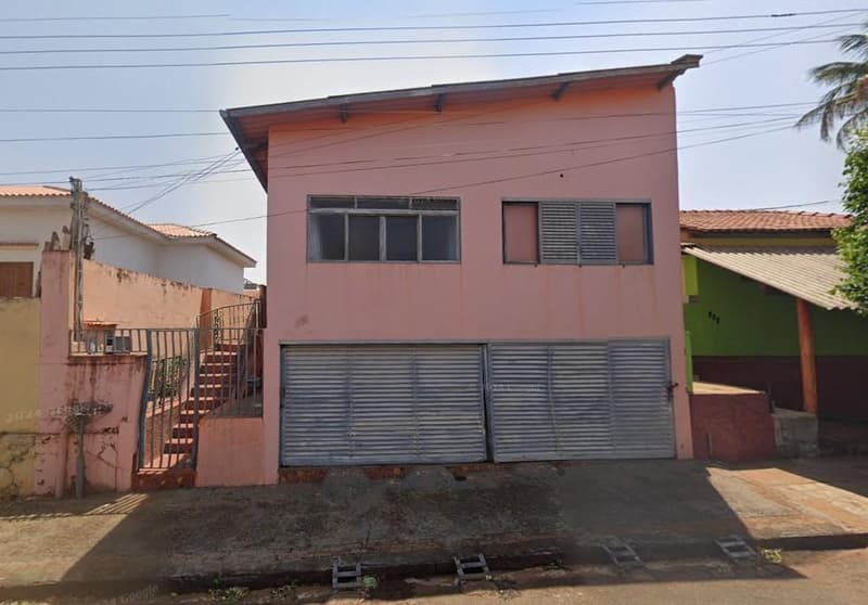 Casa em leilão em Altinópolis - SP, bairro Centro — Sobrado - Centro - A.T. 141,40m² - A.C. 129,20m²