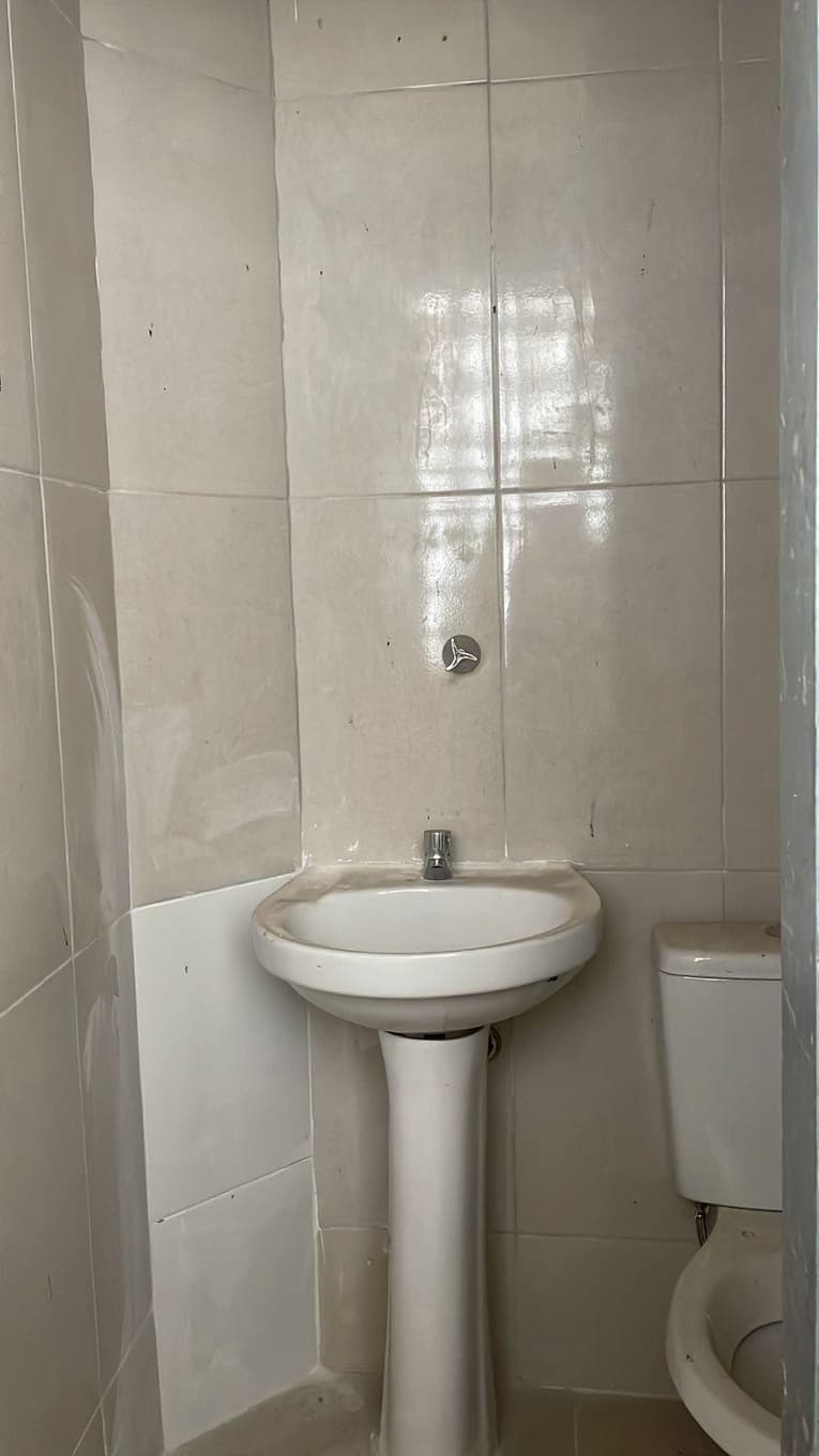 Foto 16 de 18: Apartamento em leilão em Paranaguá - PR, bairro Centro — Direitos decorrentes da ação de usucapião sobre o Apartamento nº 702, do 7º andar, do Edifício Nossa Senhora do Rocio, Paranaguá
