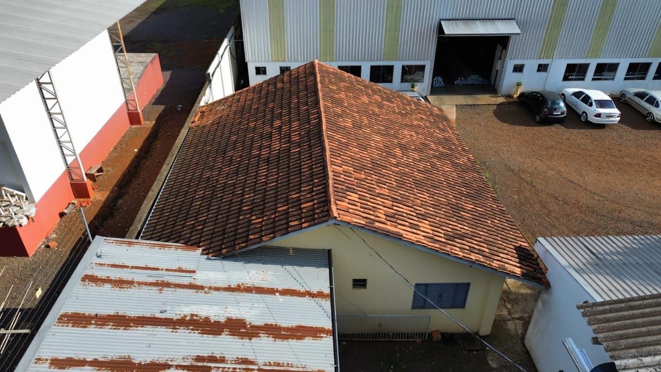 Foto 30 de 48: Casa em leilão em Cascavel - PR — Um imóvel urbano com uma área total de 4.086,86 m². Dividido em um barracão de frente e conjunto de barracões nos fundos.
