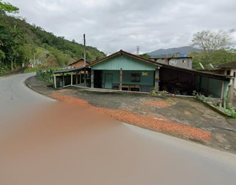 Terreno em leilão em Pomerode - SC, bairro Centro — 01 (um) terreno, contendo área de 385m², edificado com uma casa de alvenaria, localizado em Pomerode - SC