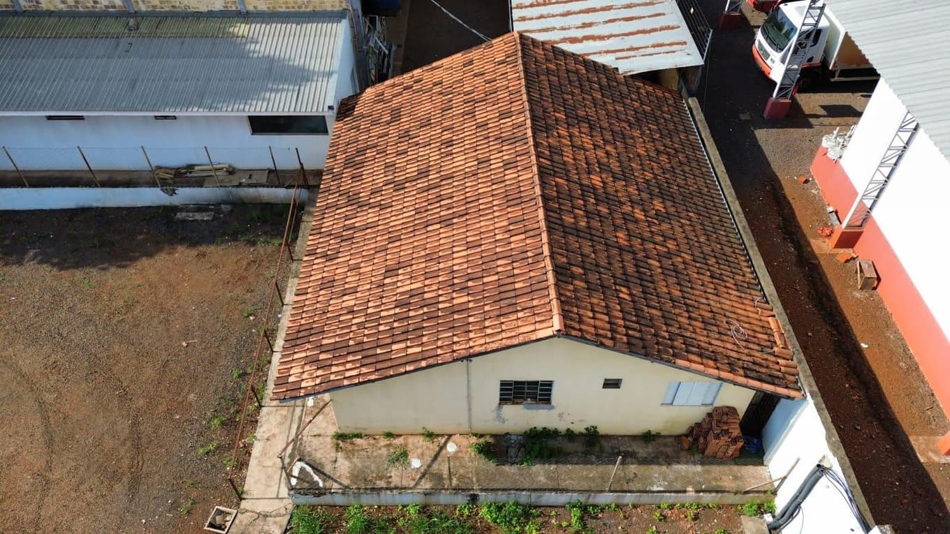 Foto 31 de 48: Casa em leilão em Cascavel - PR — Um imóvel urbano com uma área total de 4.086,86 m². Dividido em um barracão de frente e conjunto de barracões nos fundos.