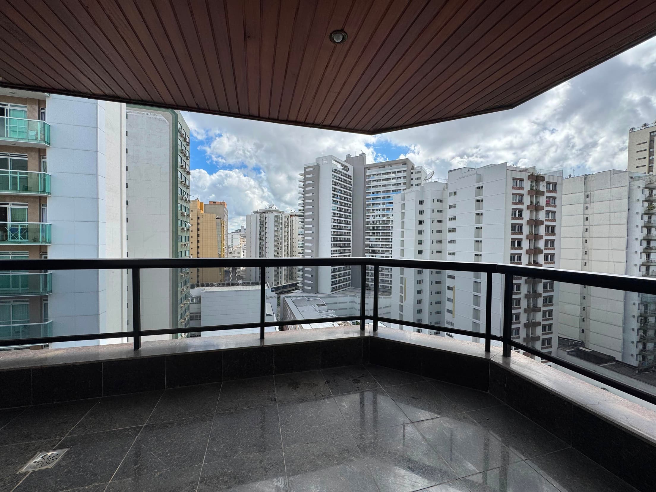 Foto 9 de 11: Apartamento em leilão em Juiz De Fora - MG, bairro Granbery — Triplex 418 m² | Granbery - Juiz de Fora | Cond. Portobello | 4 Vagas, Suítes e Lazer Completo. Raro no Bairro! Ideal p/ Moradia ou Investimento