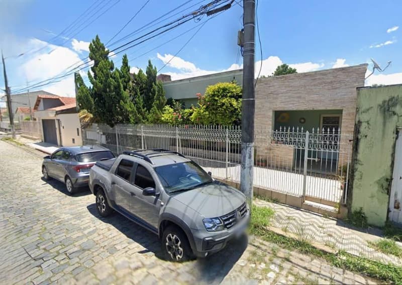 Foto 1 de 3: Casa em leilão em Lorena - SP, bairro Centro — Casa 338m² com Terreno 595m² | Lorena-SP | Centro - 4 Dorms - Financiamento até 420 Meses!