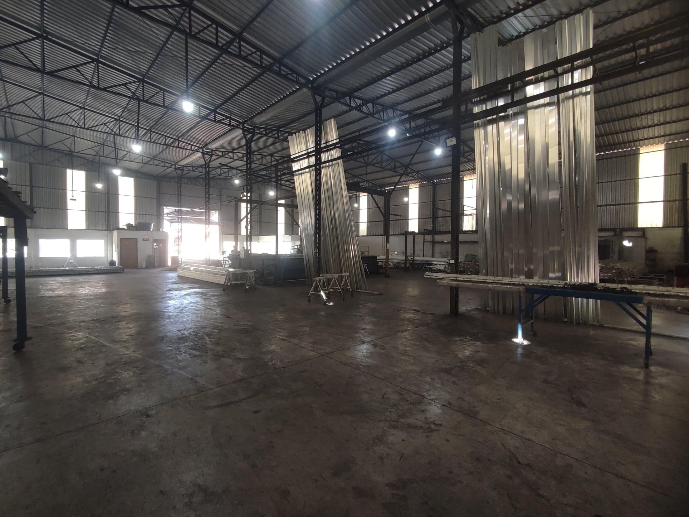 Foto 17 de 48: Casa em leilão em Cascavel - PR — Um imóvel urbano com uma área total de 4.086,86 m². Dividido em um barracão de frente e conjunto de barracões nos fundos.
