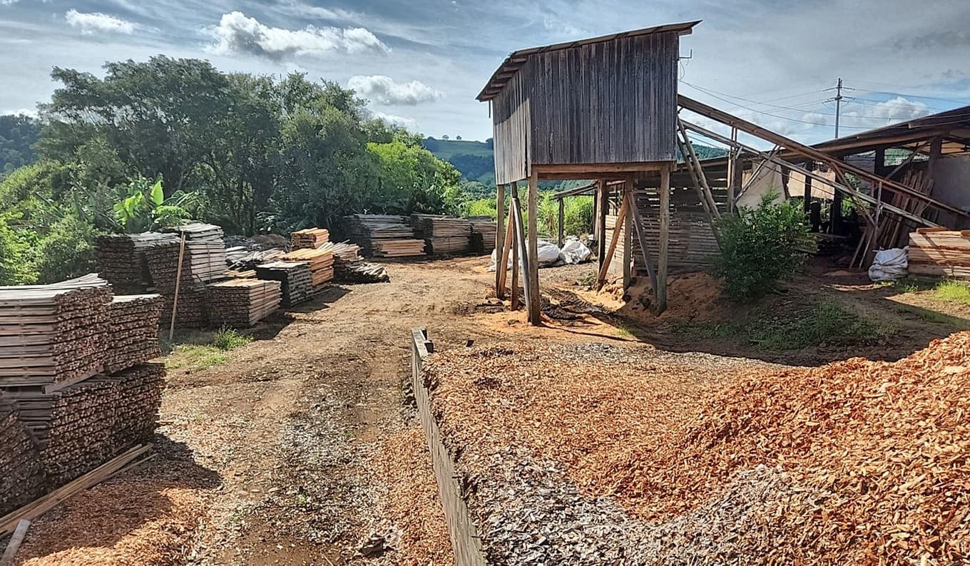 Foto 4 de 12: Comercial em leilão em Riqueza - SC — LOTE URBANO Nº 450, LOCALIZADO EM FRENTE PARA A RUA LINDOR JOSÉ POHLMANN, MUNICÍPIO DE RIQUEZA/SC, ÁREA DE 3.718,00 M², COM A EDIFICAÇÃO DE UM PAVILHÃO INDUSTRIAL