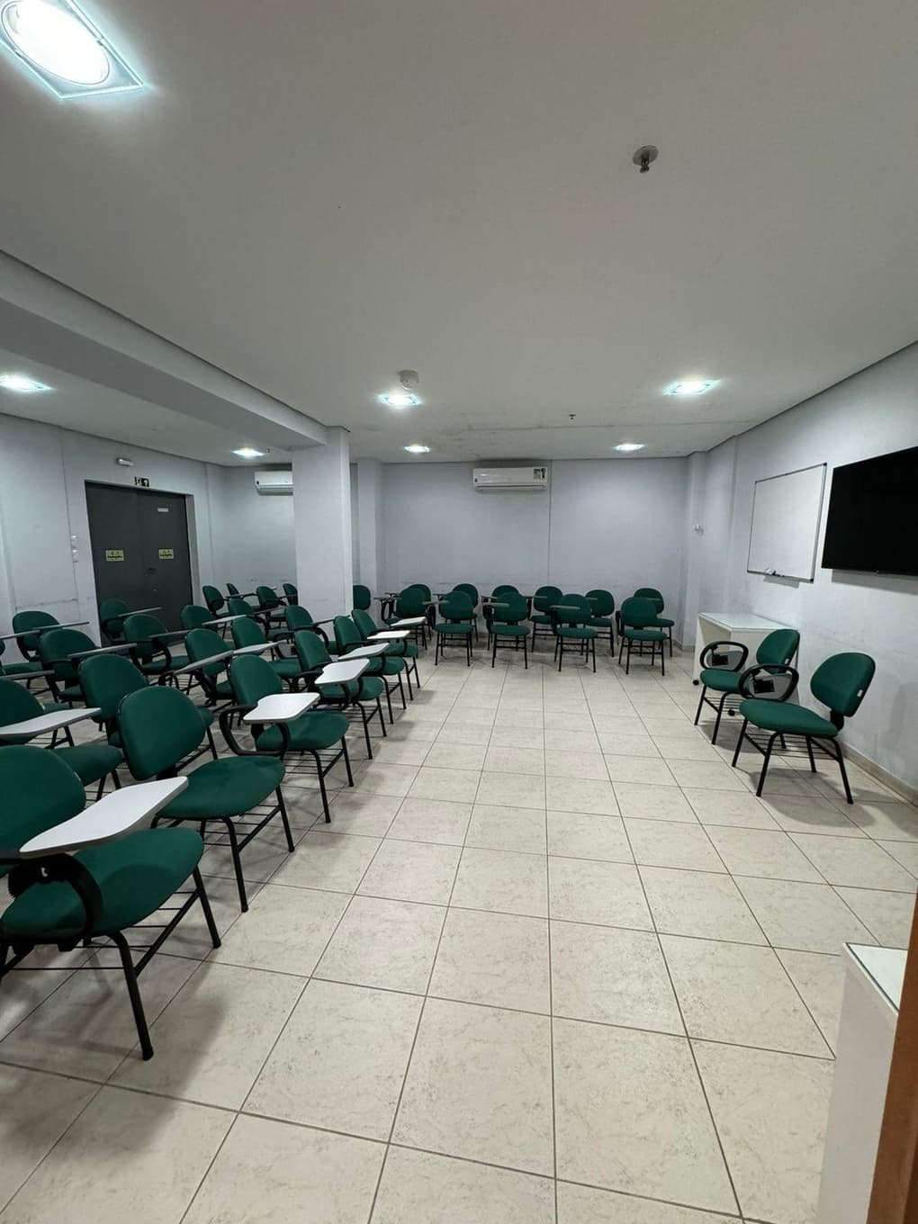 Foto 16 de 23: Comercial em leilão em Porto Alegre - RS, bairro Menino Deus — Sala comercial, Desocupado, 32.0 m2, PORTO ALEGRE / RS