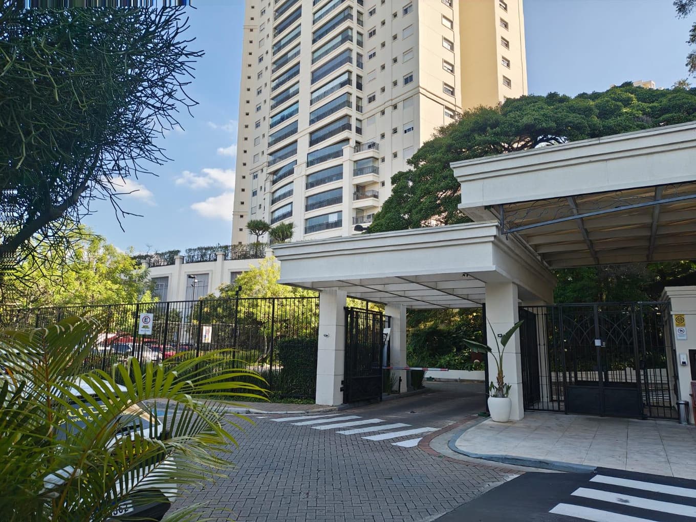 Foto 1 de 3: Apartamento em leilão em São Paulo - SP — Apto 223m² 4 vagas no bairro Jardim Marajoara em São Paulo/SP - Ocupado