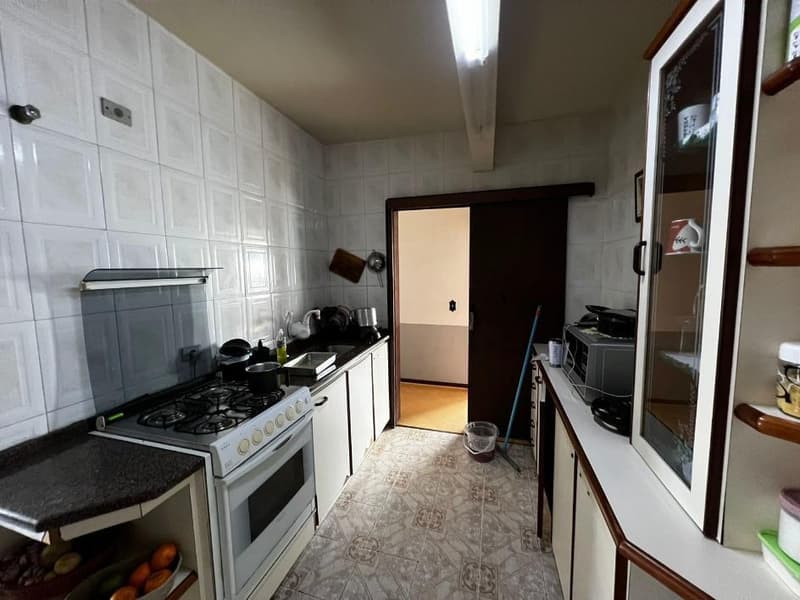 Foto 14 de 15: Apartamento em leilão em Curitiba - PR — Nua propriedade sobre o APARTAMENTO n.º 121 (cento e vinte um), do 12° andar do EDIFÍCIO ASTOR, situado na Praça Generoso Marques n°66, Curitiba/PR