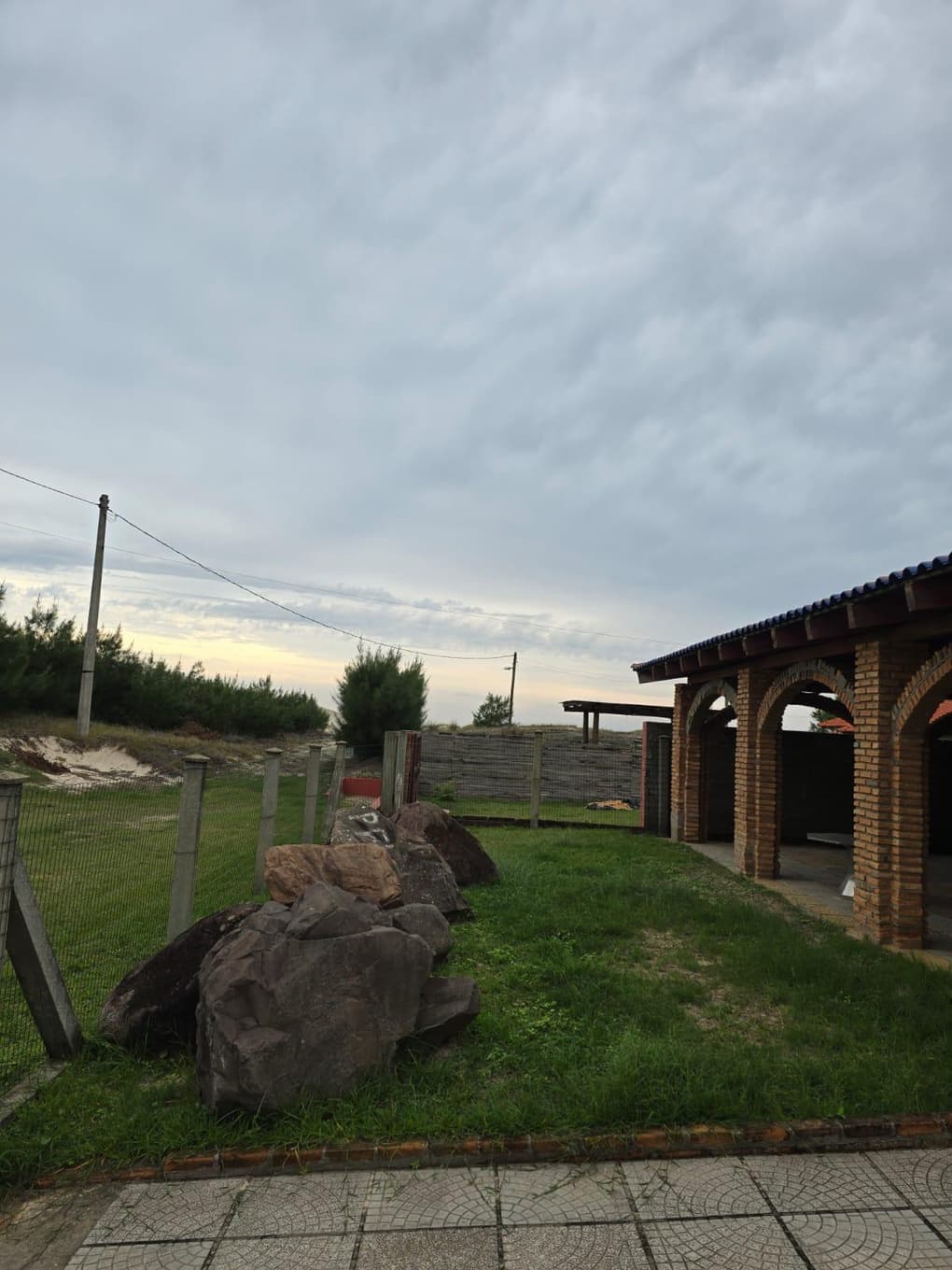 Foto 11 de 27: Terreno em leilão em Mostardas - RS, bairro Loteamento "Praia São Simão" — Casa com área de 296,60m², área total de terreno de 450m² - Mostardas/RS