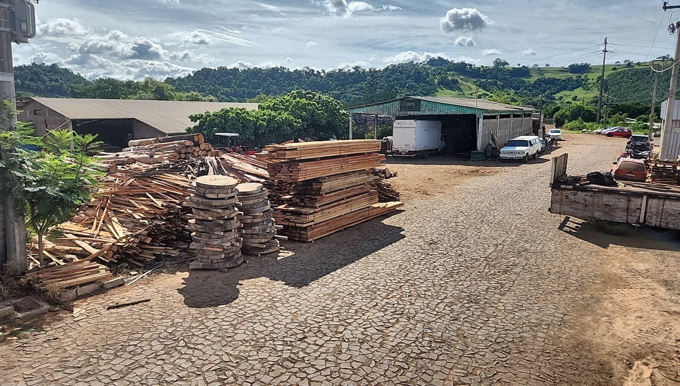 Foto 12 de 12: Comercial em leilão em Riqueza - SC — LOTE URBANO Nº 450, LOCALIZADO EM FRENTE PARA A RUA LINDOR JOSÉ POHLMANN, MUNICÍPIO DE RIQUEZA/SC, ÁREA DE 3.718,00 M², COM A EDIFICAÇÃO DE UM PAVILHÃO INDUSTRIAL