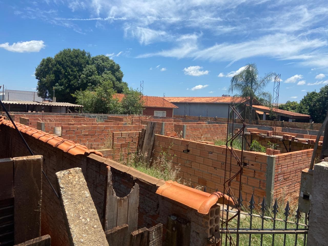 Foto 9 de 12: Terreno em leilão em Águas De Santa Bárbara - SP — COMBO: 2 IMÓVEIS RESIDENCIAIS | sendo um com casas em construção e outro com residência ampla 302,40m² e 537,60m²