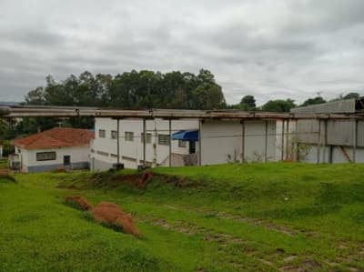 Foto 19 de 70: Area Rural em leilão em Amparo - SP, bairro Três Pontes — Imóvel Rural, A.T. 19ha, A.C. 7.362m², antigo abatedouro, galpões, casas, Três Pontes