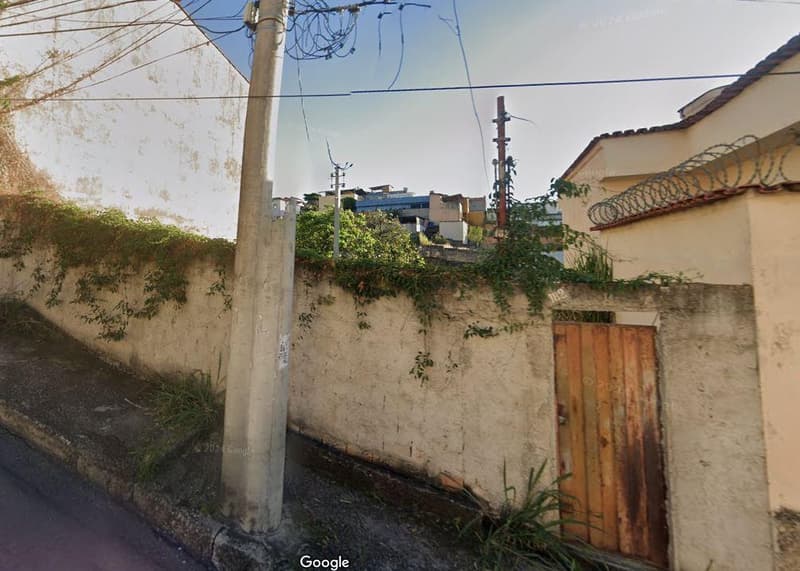 Casa em leilão em Belo Horizonte - MG — Um lote em declive com área total aproximada de 400m²