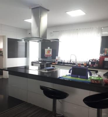 Foto 7 de 25: Casa em leilão em Santana De Parnaíba - SP, bairro Suru — Casa 283m² c/ Piscina | Condomínio New Ville, Santana de Parnaíba/SP | Terreno 343m² | Segurança 24h & Alto Padrão em Bairro Suru!