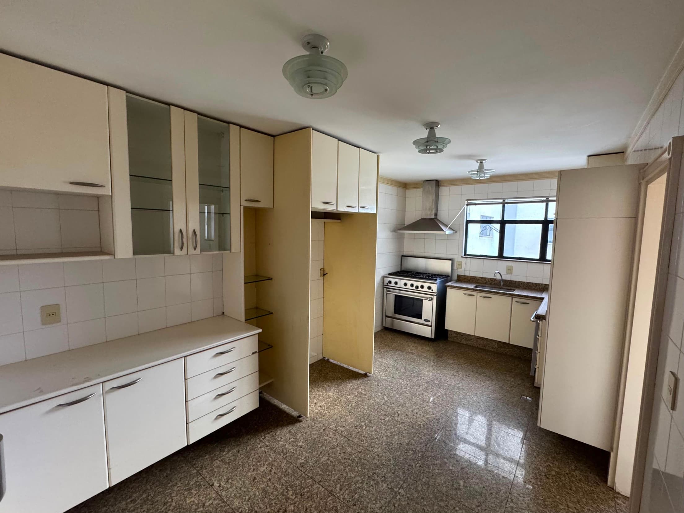 Foto 8 de 11: Apartamento em leilão em Juiz De Fora - MG, bairro Granbery — Triplex 418 m² | Granbery - Juiz de Fora | Cond. Portobello | 4 Vagas, Suítes e Lazer Completo. Raro no Bairro! Ideal p/ Moradia ou Investimento