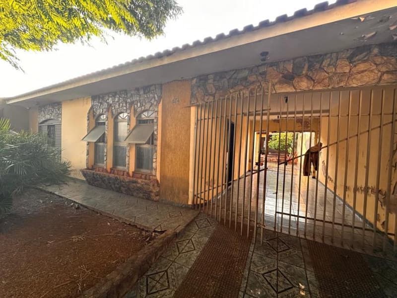 Foto 1 de 15: Terreno em leilão em Maringá - PR — Lote nº 04, da quadra nº 387, do Residencial Jardim Novo Oasis, com área de 347m², situado no perímetro urbano da cidade de Maringá, Estado Paraná