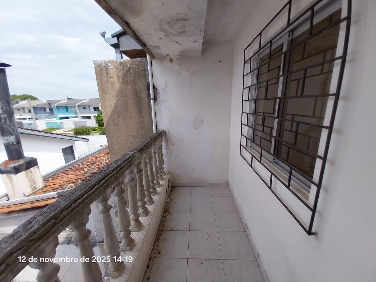 Foto 4 de 13: Casa em leilão em Curitiba - PR, bairro Bairro Alto — Sobrado com área construída útil de 74,87m², Rua Sebastião Alves Ferreira 2815, Bairro Alto, Curitiba/PR - Massa Falida de Tagus Engenharia e Construções
