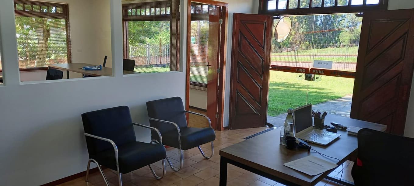 Foto 39 de 48: Casa em leilão em Cascavel - PR — Um imóvel urbano com uma área total de 4.086,86 m². Dividido em um barracão de frente e conjunto de barracões nos fundos.