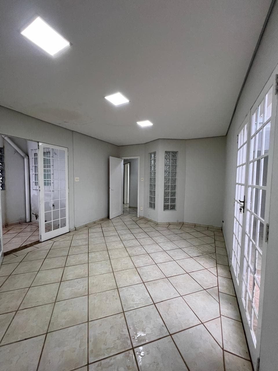 Foto 8 de 19: Comercial em leilão em Valinhos - SP — IMOVEL COMERCIAL CONTENDO 06 SALAS, 267 m² A.T E 175 m² A.C EM VALINHOS/SP
