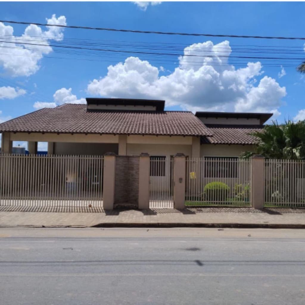 Casa em leilão em Reserva - PR — IMÓVEL URBANO COM ÁREA TOTAL DE 651,00 m2- ÁREA CONSTRUIDA 315,86 m2 - Em RESERVA/PR