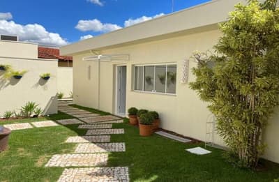 Foto 2 de 13: Casa em leilão em Nova Andradina - MS — Casa, A.T. 800m², A.C. 178m², 2 vagas, Churrasqueira, Piscina, Centro