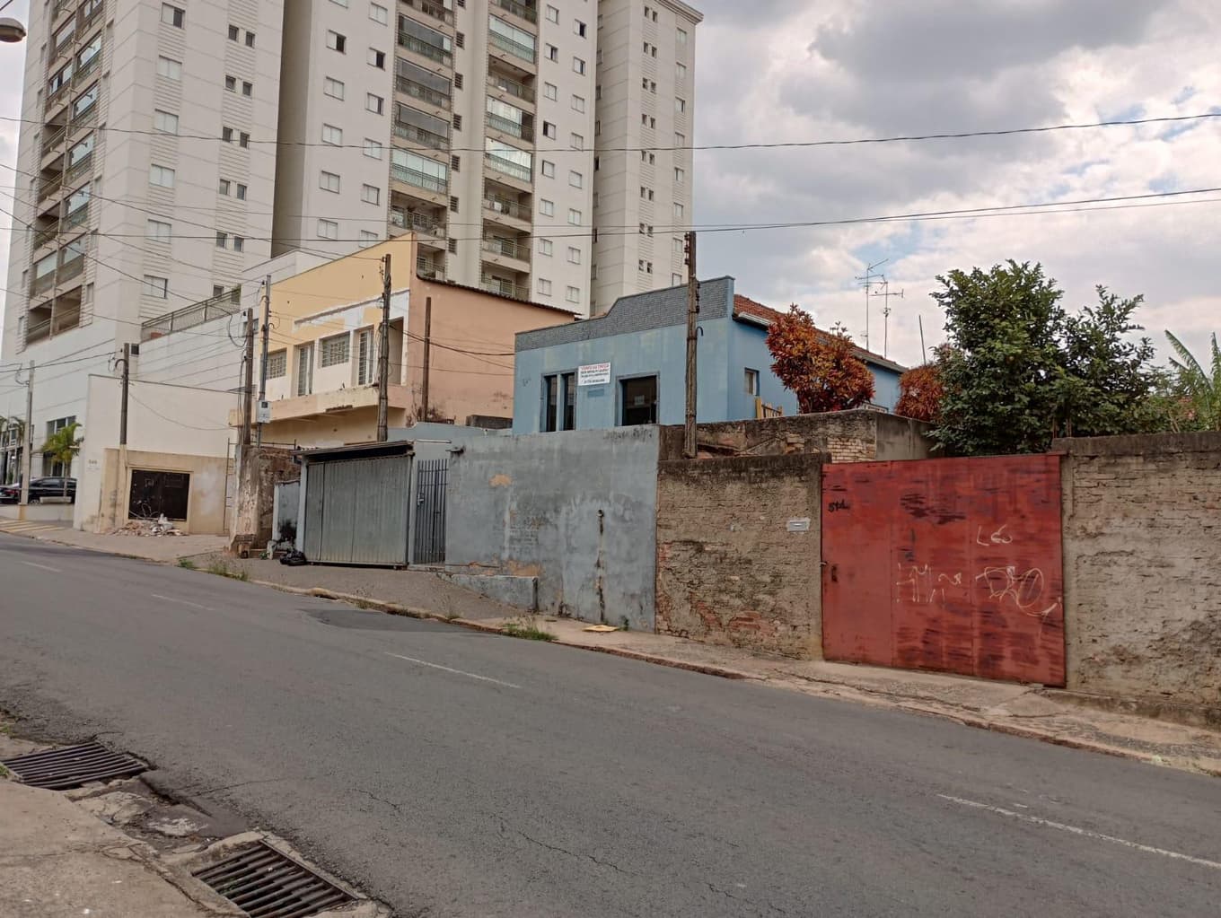 Foto 2 de 3: Casa em leilão em Americana - SP — Casa com 277,9 m² AC e 456 m² de AT em Americana/SP