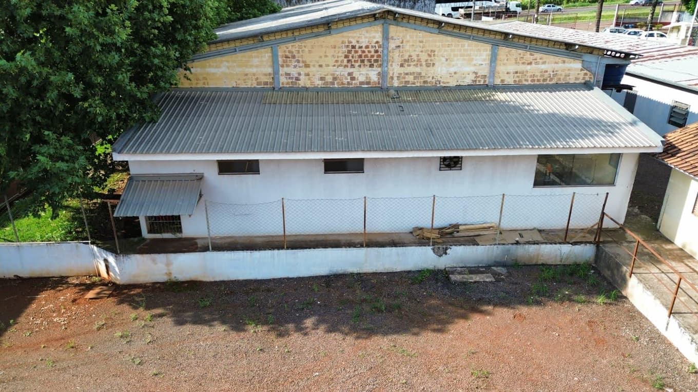Foto 28 de 48: Casa em leilão em Cascavel - PR — Um imóvel urbano com uma área total de 4.086,86 m². Dividido em um barracão de frente e conjunto de barracões nos fundos.