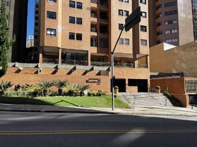 Foto 3 de 9: Apartamento em leilão em Curitiba - PR, bairro Bigorrilho — Apartamento com área exclusiva de 85,80m², do Edifício Champagnat Regence, localizado no bairro Bigorrilho, Curitiba/PR