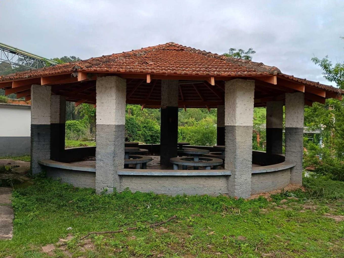 Foto 37 de 70: Area Rural em leilão em Amparo - SP, bairro Três Pontes — Imóvel Rural, A.T. 19ha, A.C. 7.362m², antigo abatedouro, galpões, casas, Três Pontes