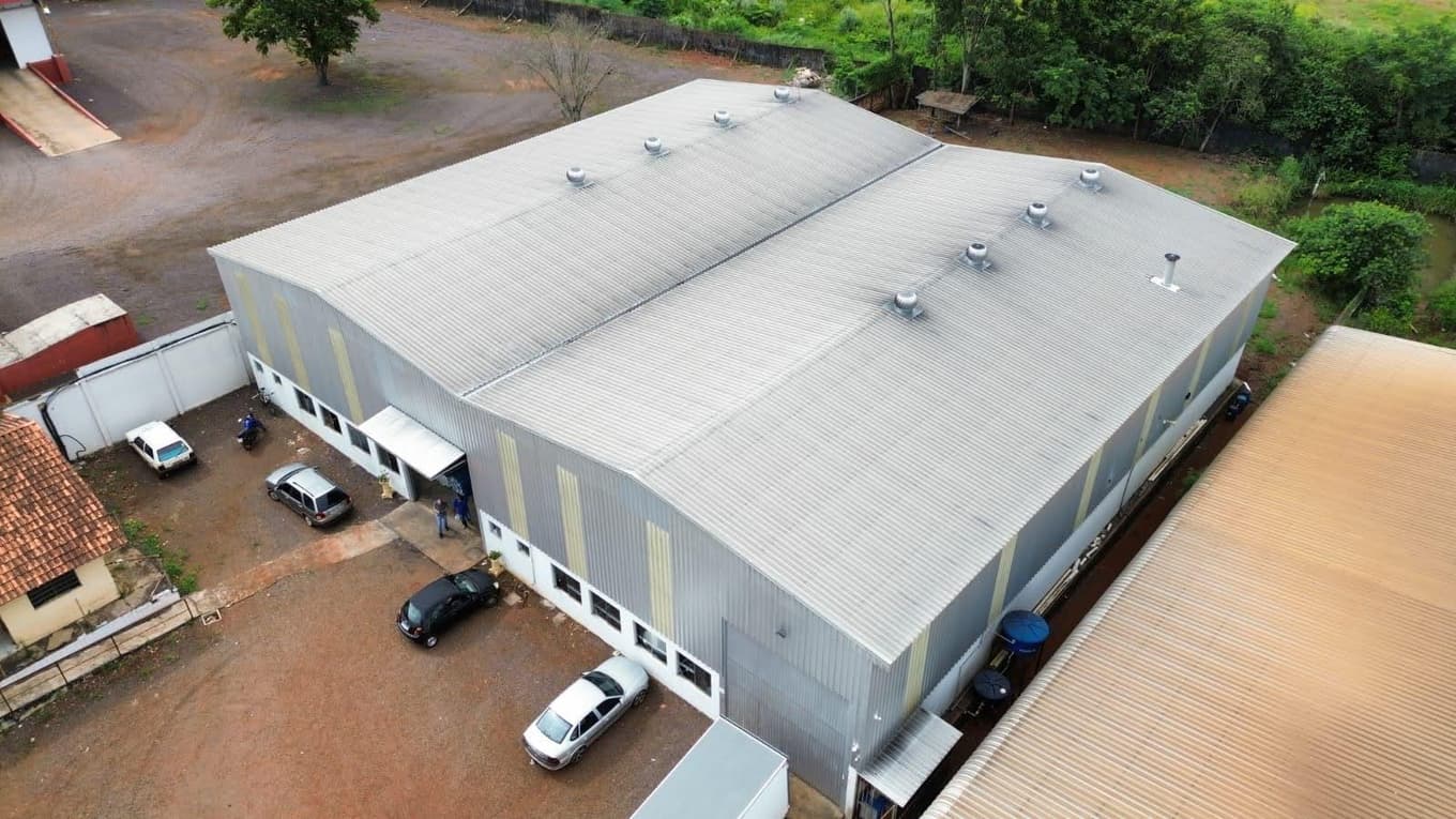 Foto 19 de 48: Casa em leilão em Cascavel - PR — Um imóvel urbano com uma área total de 4.086,86 m². Dividido em um barracão de frente e conjunto de barracões nos fundos.