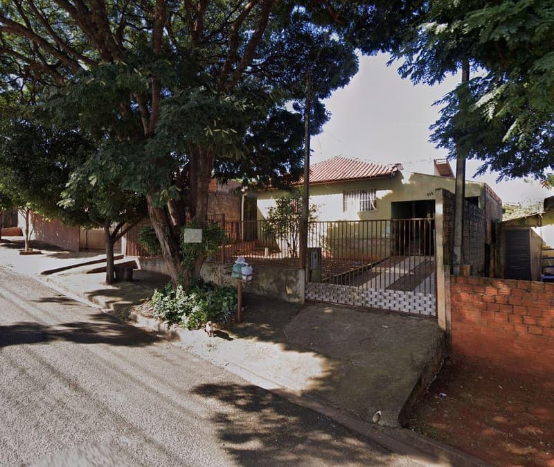 Terreno em leilão em Rolândia - PR, bairro Vila Nogueira — Lote de terras sob n° 13, com área de 289,68m², contendo uma benfeitoria com área de 47,19m². Localizado na Rua Petúnias, 853 - Vila Nogueira - Rolândia/PR.