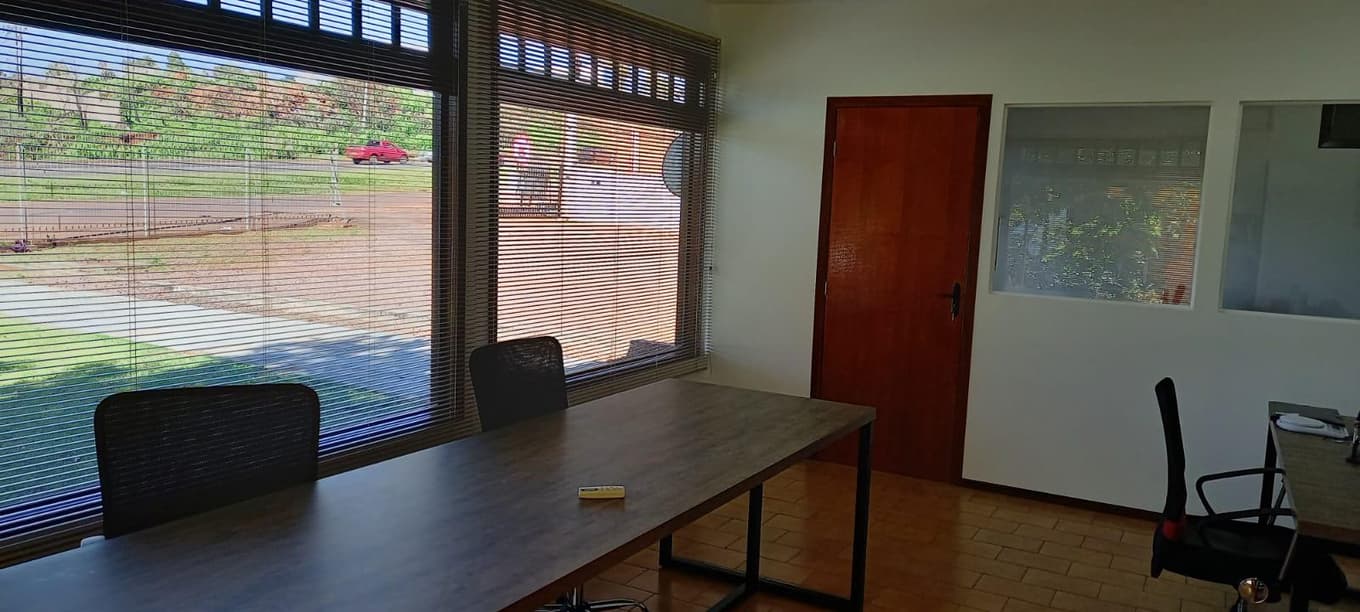 Foto 36 de 48: Casa em leilão em Cascavel - PR — Um imóvel urbano com uma área total de 4.086,86 m². Dividido em um barracão de frente e conjunto de barracões nos fundos.