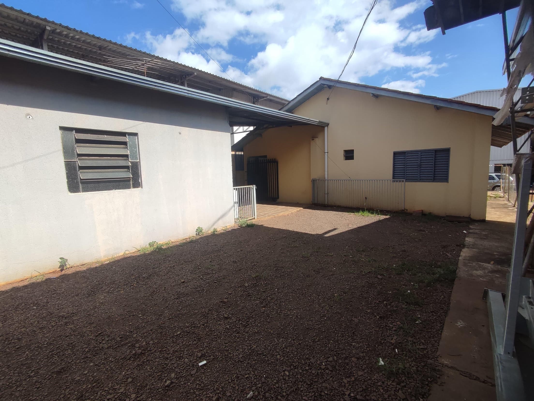Foto 13 de 48: Casa em leilão em Cascavel - PR — Um imóvel urbano com uma área total de 4.086,86 m². Dividido em um barracão de frente e conjunto de barracões nos fundos.