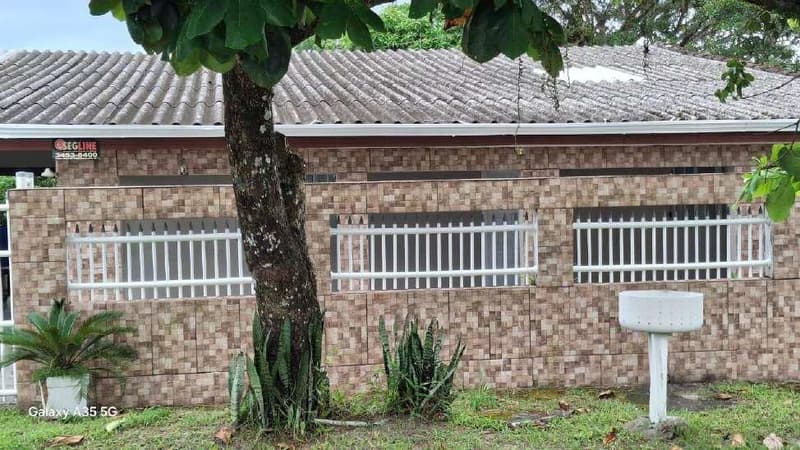Casa em leilão em Pontal Do Paraná - PR, bairro Balneário Shangri-Lá — Casa residencial com 117,10 m² em um terreno de 294 m² localizado na Rua Apucarana, 619, Pontal do Paraná/PR
