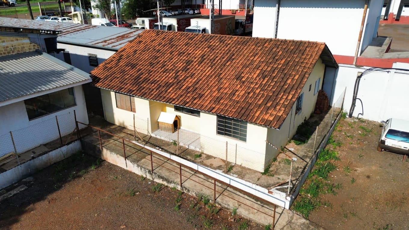 Foto 24 de 48: Casa em leilão em Cascavel - PR — Um imóvel urbano com uma área total de 4.086,86 m². Dividido em um barracão de frente e conjunto de barracões nos fundos.