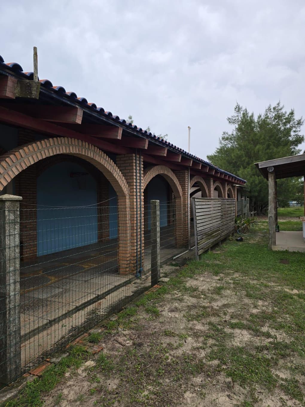 Foto 8 de 27: Terreno em leilão em Mostardas - RS, bairro Loteamento "Praia São Simão" — Casa com área de 296,60m², área total de terreno de 450m² - Mostardas/RS