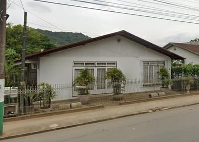 Foto 1 de 4: Casa em leilão em Presidente Getúlio - SC — O terreno urbano, situado na rua Mirador, n° 733, cidade e Comarca de Presidente Getúlio, Estado