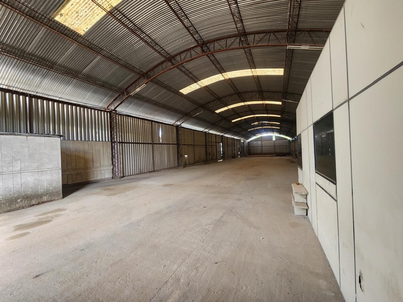 Foto 2 de 5: Comercial em leilão em Canoinhas - SC, bairro Centro — Barracão contendo 1.200m², Todo metálico, fechado com telhas de alumínio, contendo 3 portões de acesso. Cobertura e fechamento com telhas de alumínio. Localizado na Rua Alberto Tokarski, nº 11 - Centro, Canoinhas/SC, CEP 89460-070.