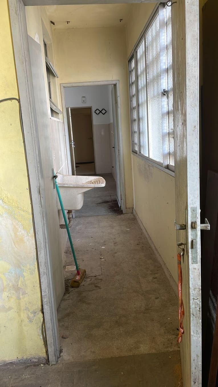 Foto 11 de 18: Apartamento em leilão em Paranaguá - PR, bairro Centro — Direitos decorrentes da ação de usucapião sobre o Apartamento nº 702, do 7º andar, do Edifício Nossa Senhora do Rocio, Paranaguá