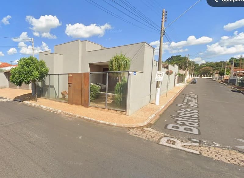 Foto 2 de 2: Casa em leilão em Monte Azul Paulista - SP — Casa, A.T. 554 m², A.C. 401 m², 2 suites, 1 dorm, piscina, churrasqueira, 3 vagas de garagem, Centro