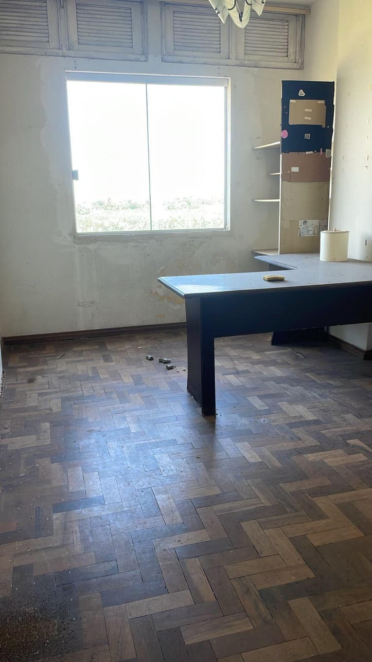 Foto 10 de 18: Apartamento em leilão em Paranaguá - PR, bairro Centro — Direitos decorrentes da ação de usucapião sobre o Apartamento nº 702, do 7º andar, do Edifício Nossa Senhora do Rocio, Paranaguá