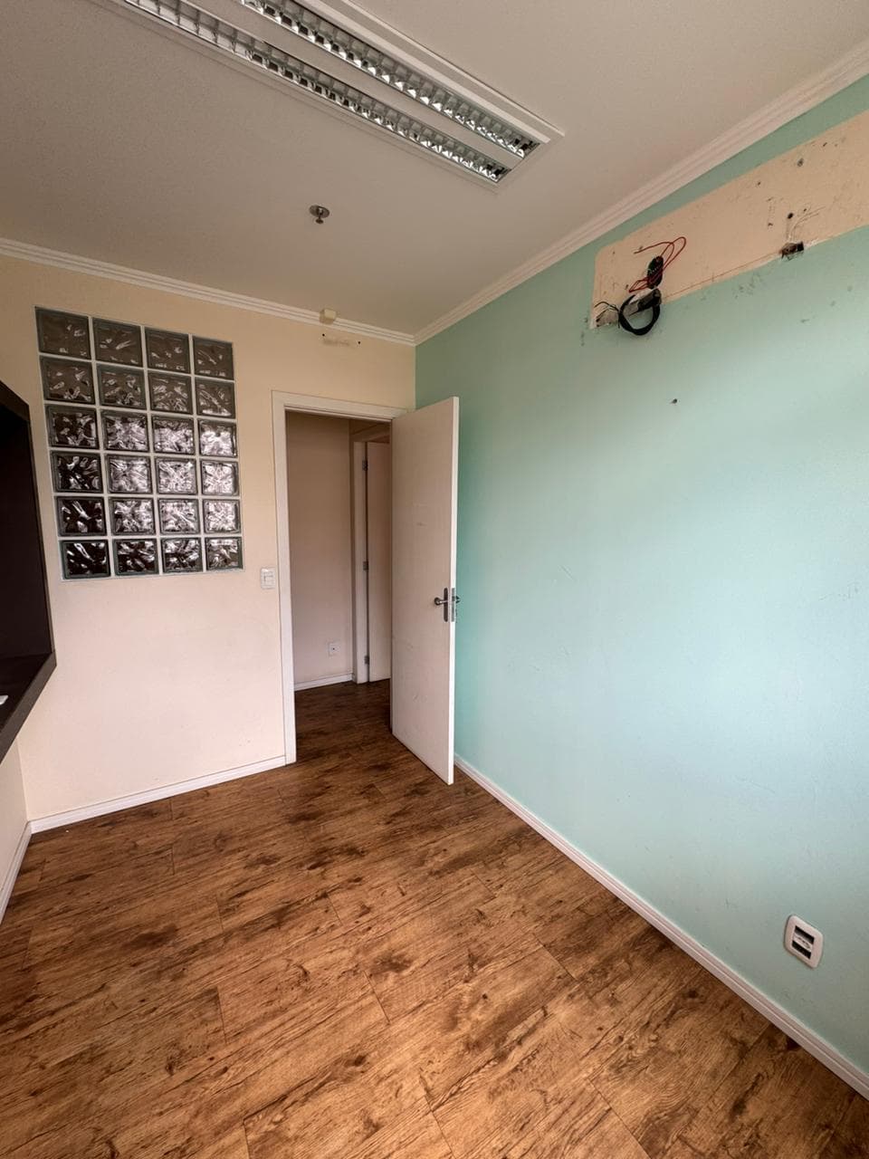 Foto 5 de 23: Comercial em leilão em Porto Alegre - RS, bairro Menino Deus — Sala comercial, Desocupado, 32.0 m2, PORTO ALEGRE / RS