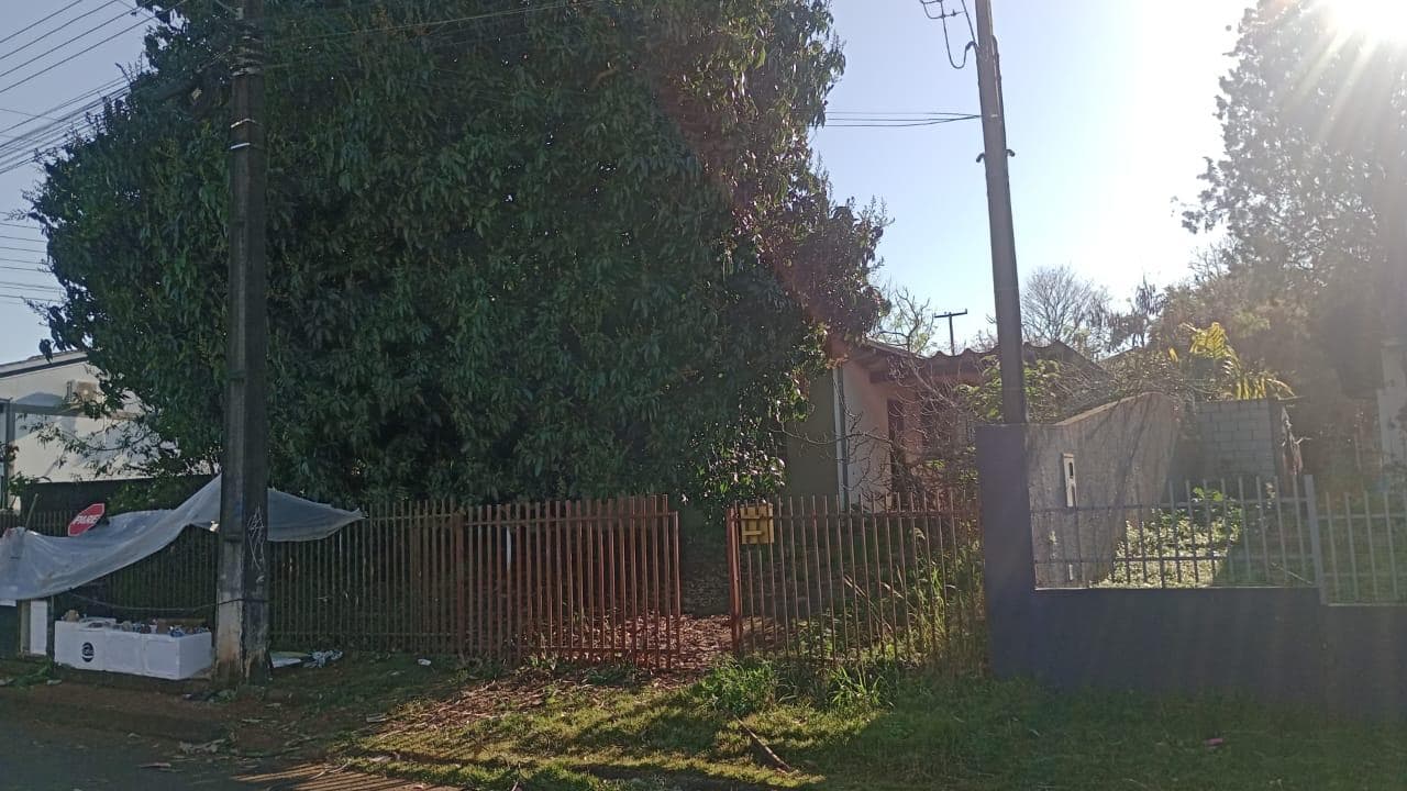 Foto 1 de 12: Casa em leilão em Capitão Leônidas Marques - PR — Casa 126m² Desocupada no Bairro Centro em Capitão Leonidas Marques/PR