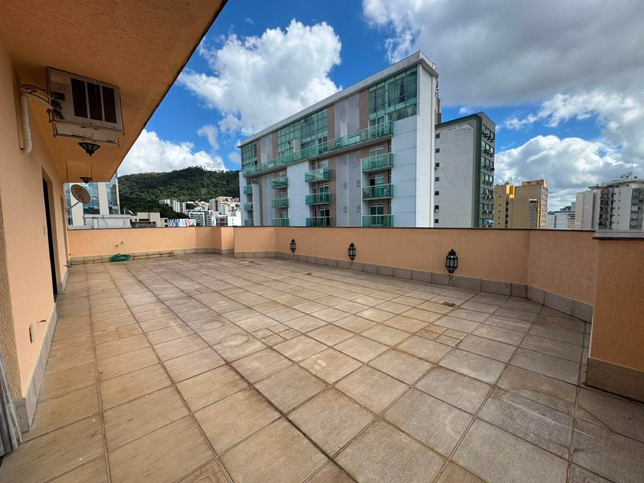 Foto 2 de 11: Apartamento em leilão em Juiz De Fora - MG, bairro Granbery — Triplex 418 m² | Granbery - Juiz de Fora | Cond. Portobello | 4 Vagas, Suítes e Lazer Completo. Raro no Bairro! Ideal p/ Moradia ou Investimento