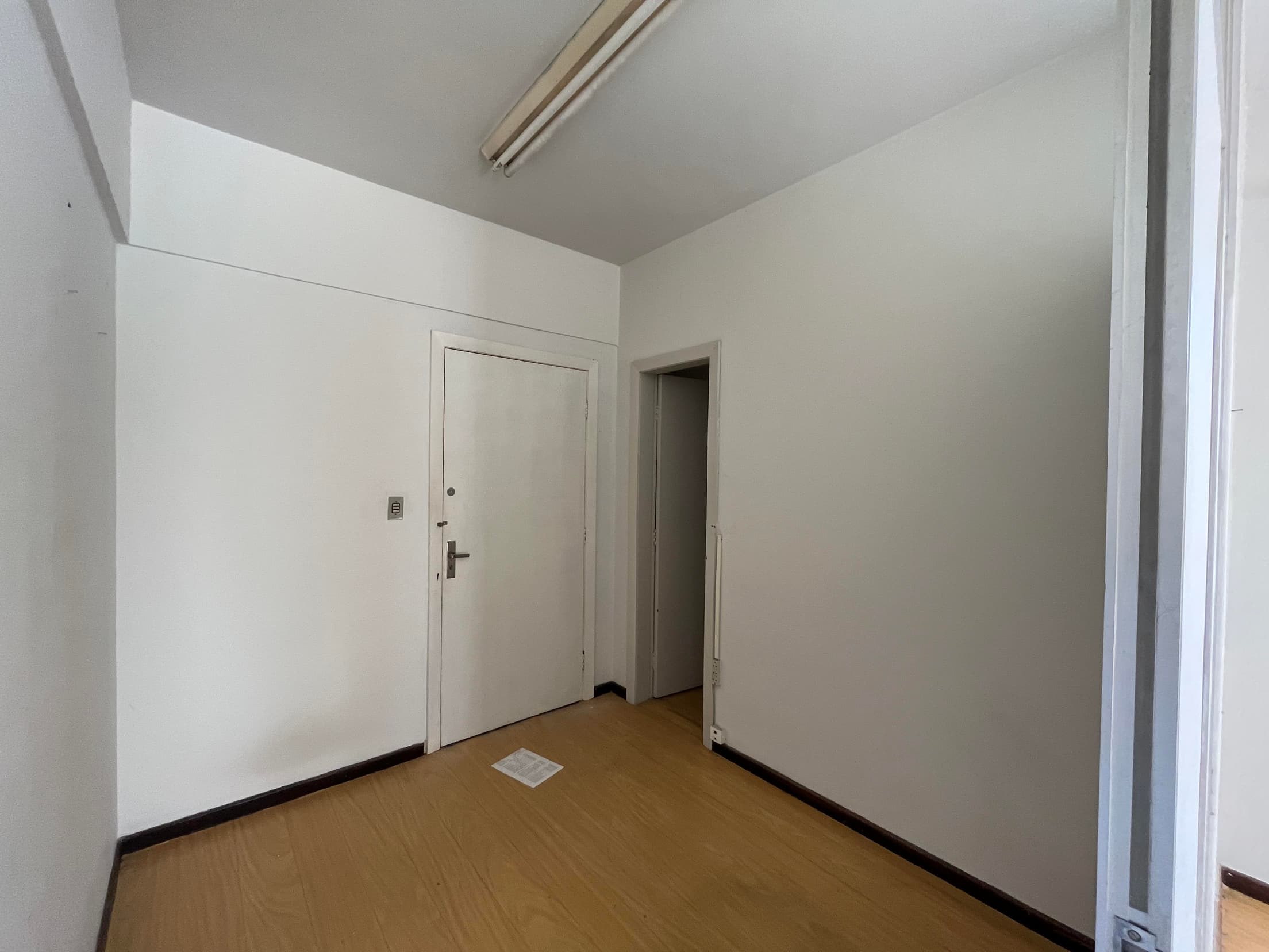 Foto 10 de 15: Comercial em leilão em Curitiba - PR — Sala comercial, com área de 33,17m², Curitiba/PR