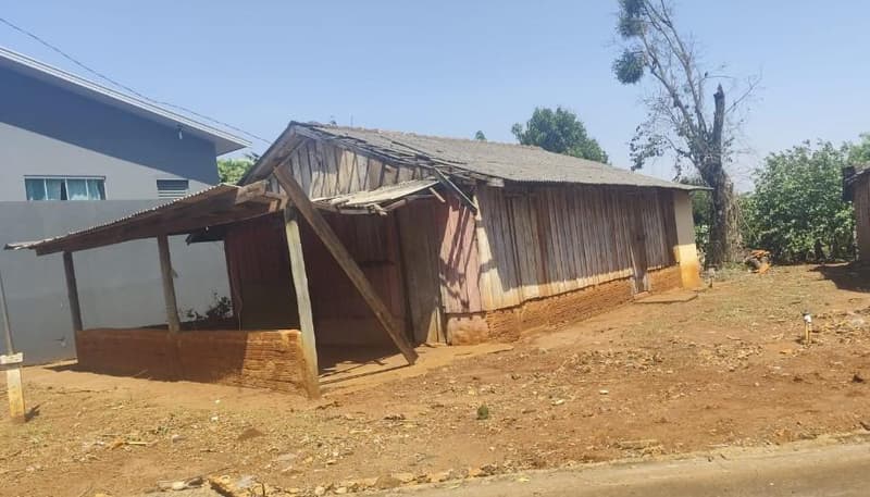 Casa em leilão em Janiópolis - PR, bairro Vila Prado — Imóvel com casa de madeira localizado na rua Piquiri, n.º 18, na planta da Vila Prado em Janiópolis-PR
