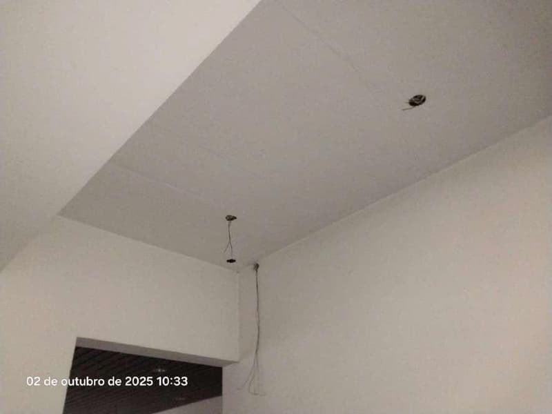 Foto 3 de 14: Comercial em leilão em Curitiba - PR, bairro Centro — Loja Comercial nº 37, localizada no mezanino ou 5º pavimento do Edifício Green Tower, em Curitiba-PR.
