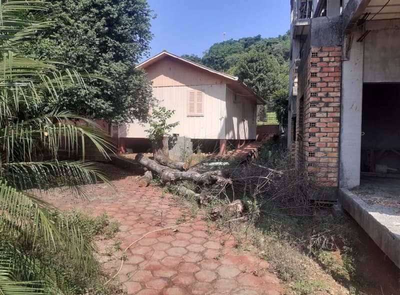 Foto 1 de 5: Terreno em leilão em Concórdia - SC — 50% de um terreno urbano, com área de 400m², com uma casa de madeira e uma construção inacabada contendo três pavimentos.