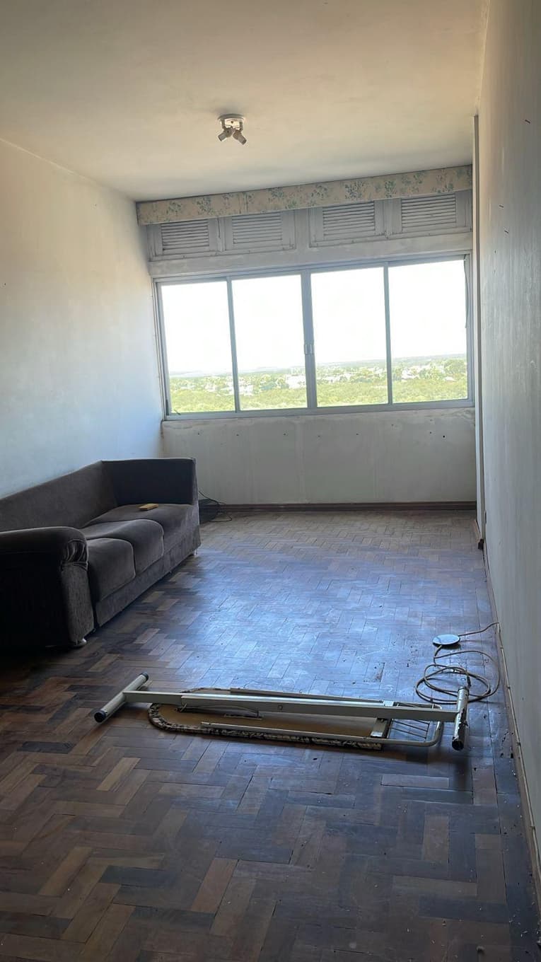 Foto 1 de 18: Apartamento em leilão em Paranaguá - PR, bairro Centro — Direitos decorrentes da ação de usucapião sobre o Apartamento nº 702, do 7º andar, do Edifício Nossa Senhora do Rocio, Paranaguá